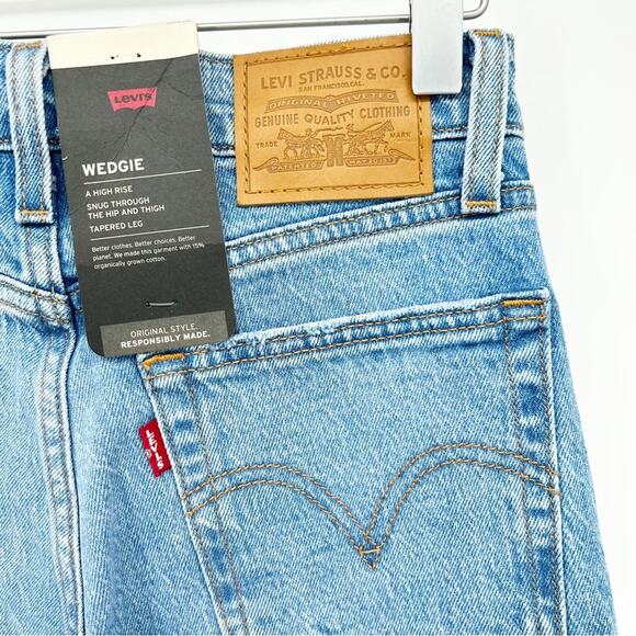 NWT Levi’s Wedgie Straight Leg High Waist Distressed Jeans 24 Jazz Devoted Wash - Picture 8 of 9